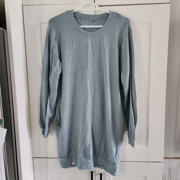 Tops - NWOT SWEETLEGS Long sleeve top with pockets. Size med